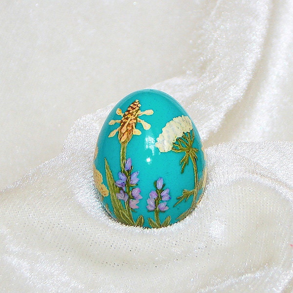 Wild flowers. Quail egg. Easter egg. Pysanka.