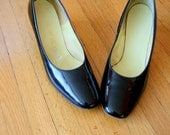 SALE//// 1960s KITTEN HEELS.....size 7 1/2 women... pumps. shoes. fancy. classic. mod. 1960s accessories. citations. women. ladies. mad men