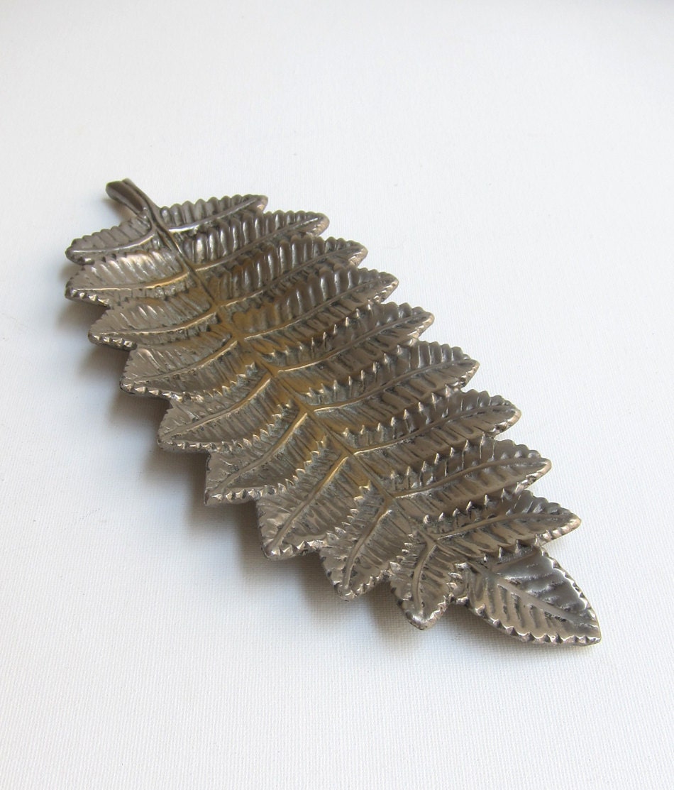 Vintage 1980s cast metal fern leaf serving plate