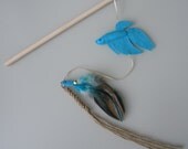 Wand Cat Toy Peacock Blue Felt Fish with Feathers and Knotted Jute