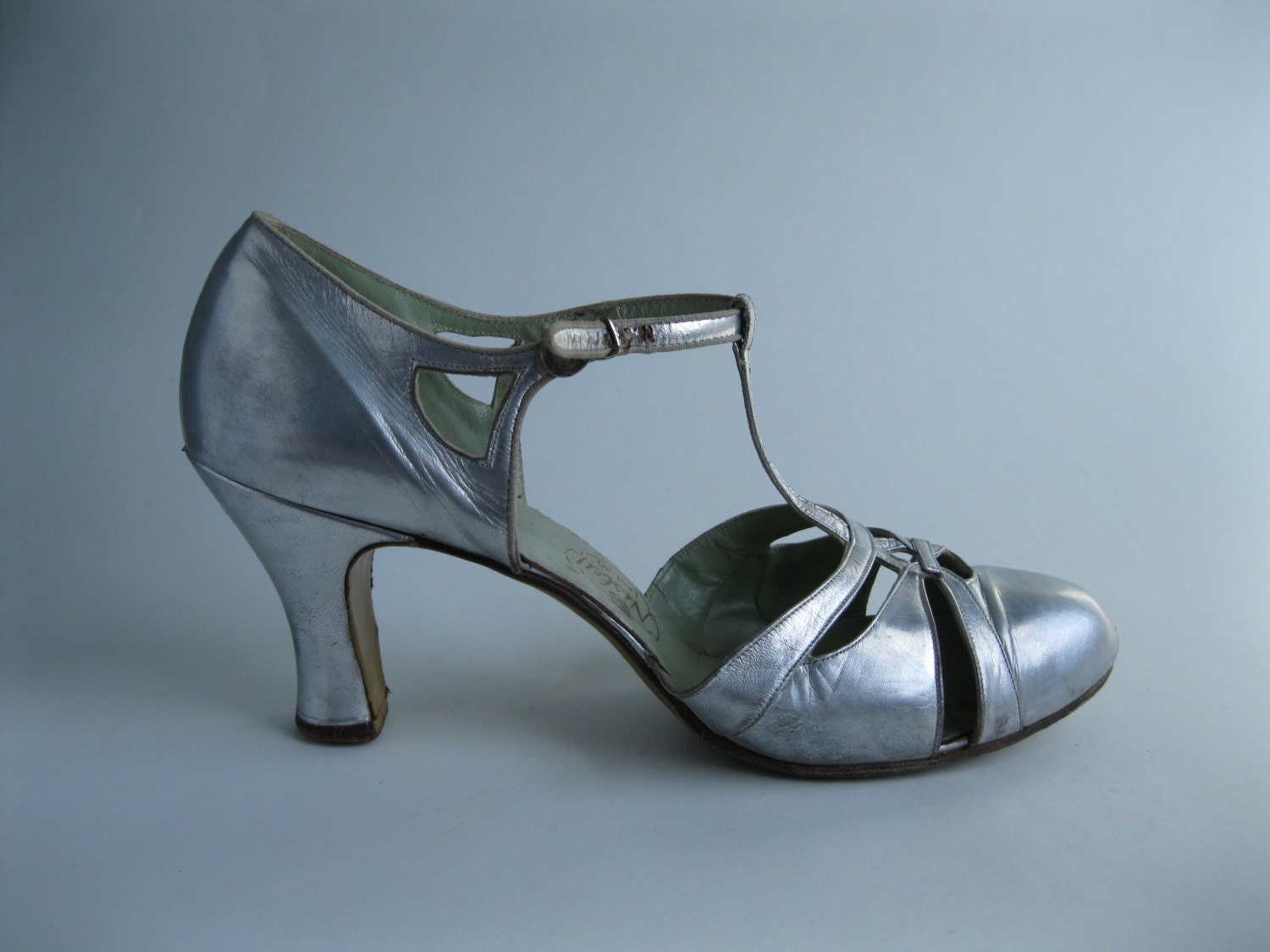Vintage 1920s Silver Gatsby Shoes T Strap Leather High Heels Wedding Fashions Size 8