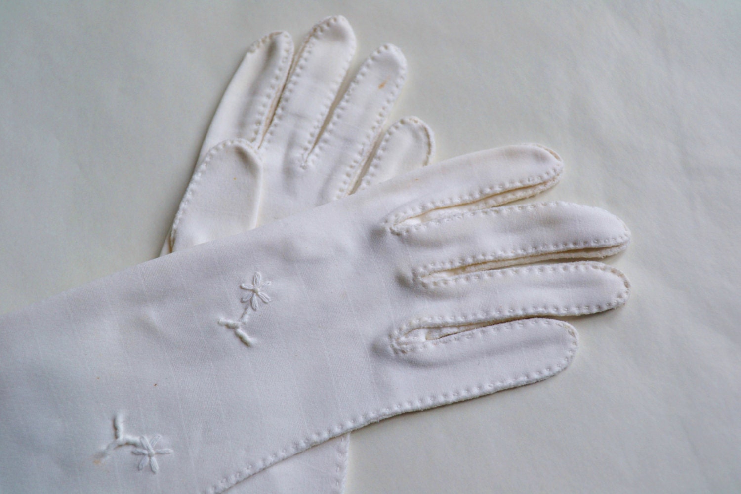 Long white flower motif ivory white formal gloves