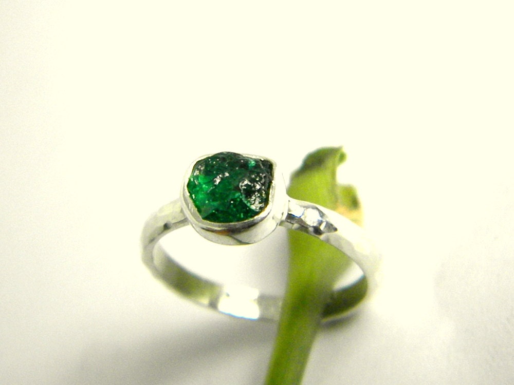 Tsavorite ring sterling silver - rough raw tsavorite crystal, green garnet hammered band ring, stacking ring, size 6.5 - nikiforosnelly