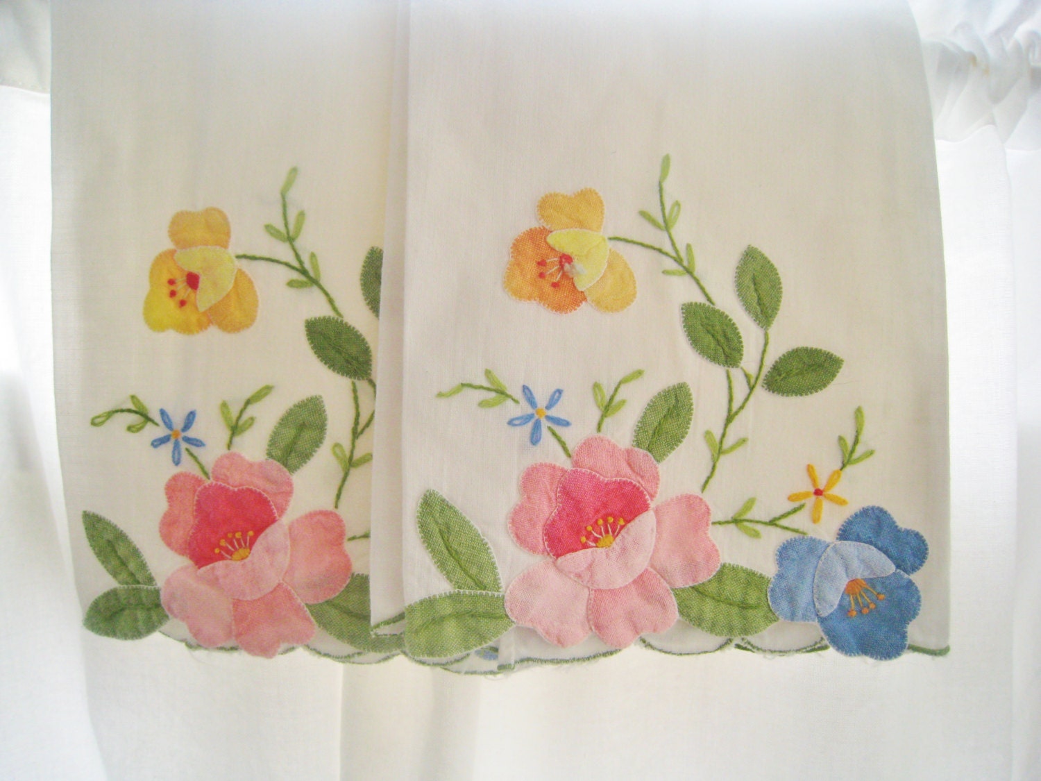 Sweet Vintage Spring Tea towels, Appliqued, Floral, Garden, Guest Towel, Vintage Linens, Set, Roses, Bathroom, Kitchen, Gift