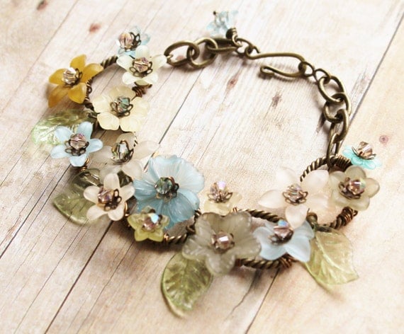 Vintage Lucite Bracelet,Vintage Lucite Flowers in Muted Colors,Pastel, Lightweight, Bridal Bracelet,Repurposed, Floral