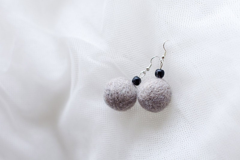 FREE SHIPPING Hand felted earrings in grey (gray) and black. Felt fashion. Simple & Geometrical. Balls. - EttarielArt