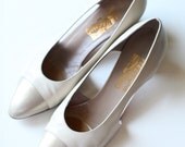 Vintage Women's size 10 Beige Two Toned Pumps
