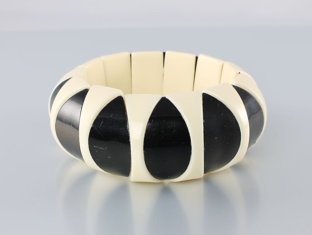 Vintage Cream Black lucite stretch Bracelet 80s 1980s jewelry