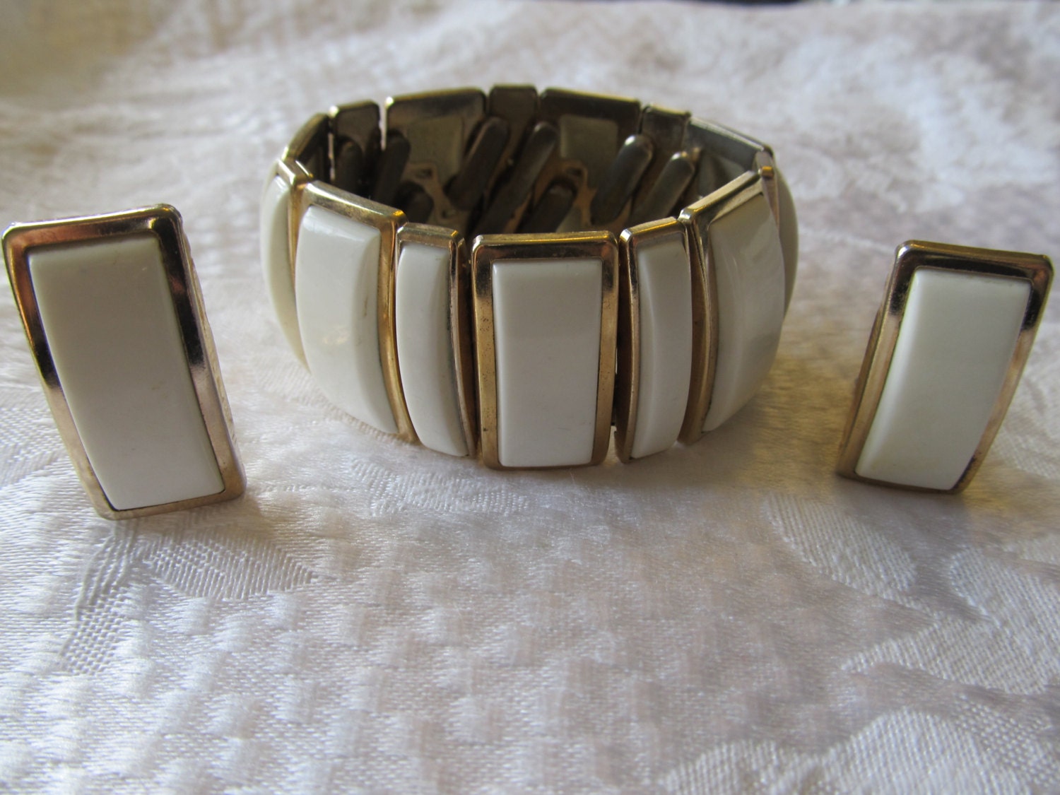 Vintage Expansion White Lucite Bracelet and Matching Earrings