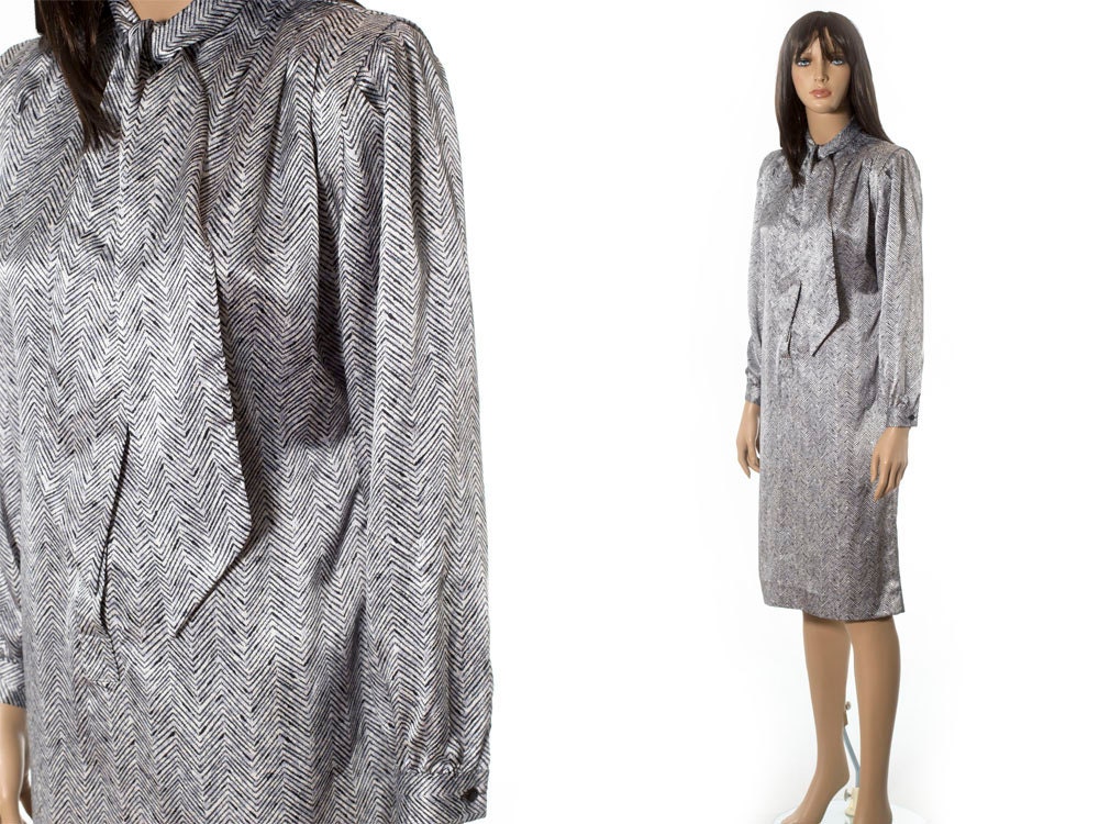 Vintage chevron print long sleeve dress with pussy bow. Size small to medium. Pussy bow shirtwaist tunic dress