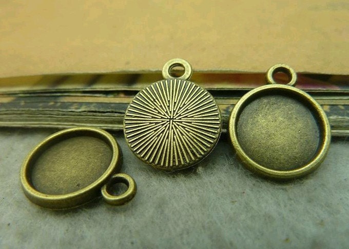 50 pcs 10mm Antique Bronze Cameo Cabochon Base Setting Pendants Charm Pendant C3597