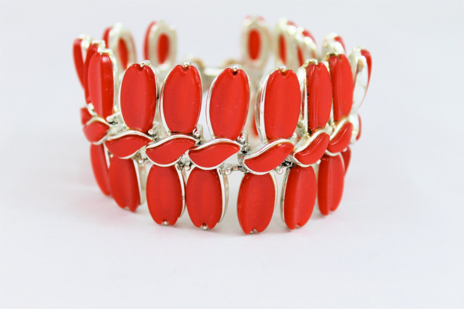 Red Lisner bracelet vintage thermoset 60's wide chunky lucite in silver setting clean cool modern