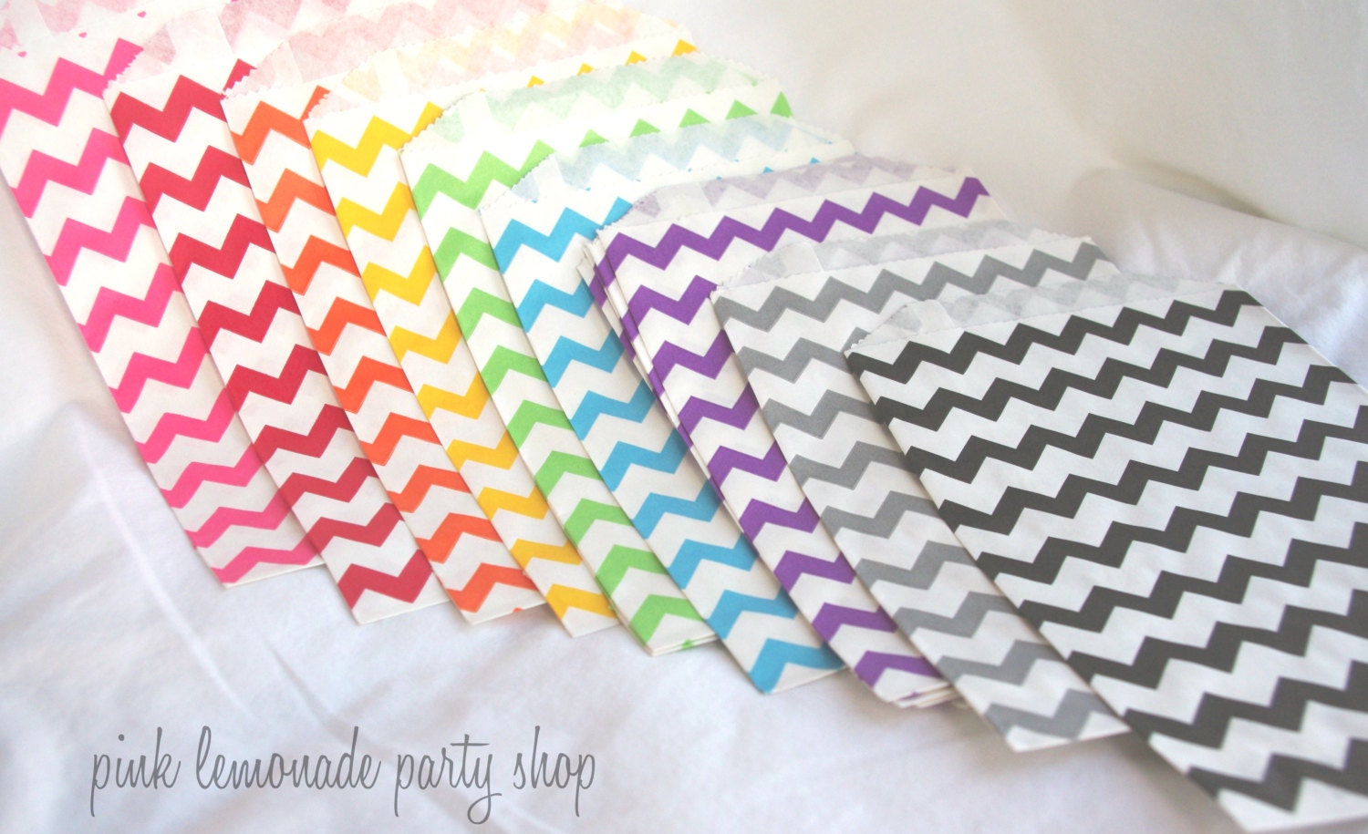 27RaiNBoW PaCK MeDiUM CHeVRoN PaTTerN PaPER BAGs---party favors--gifts---weddings--showers--27ct Il_170x135