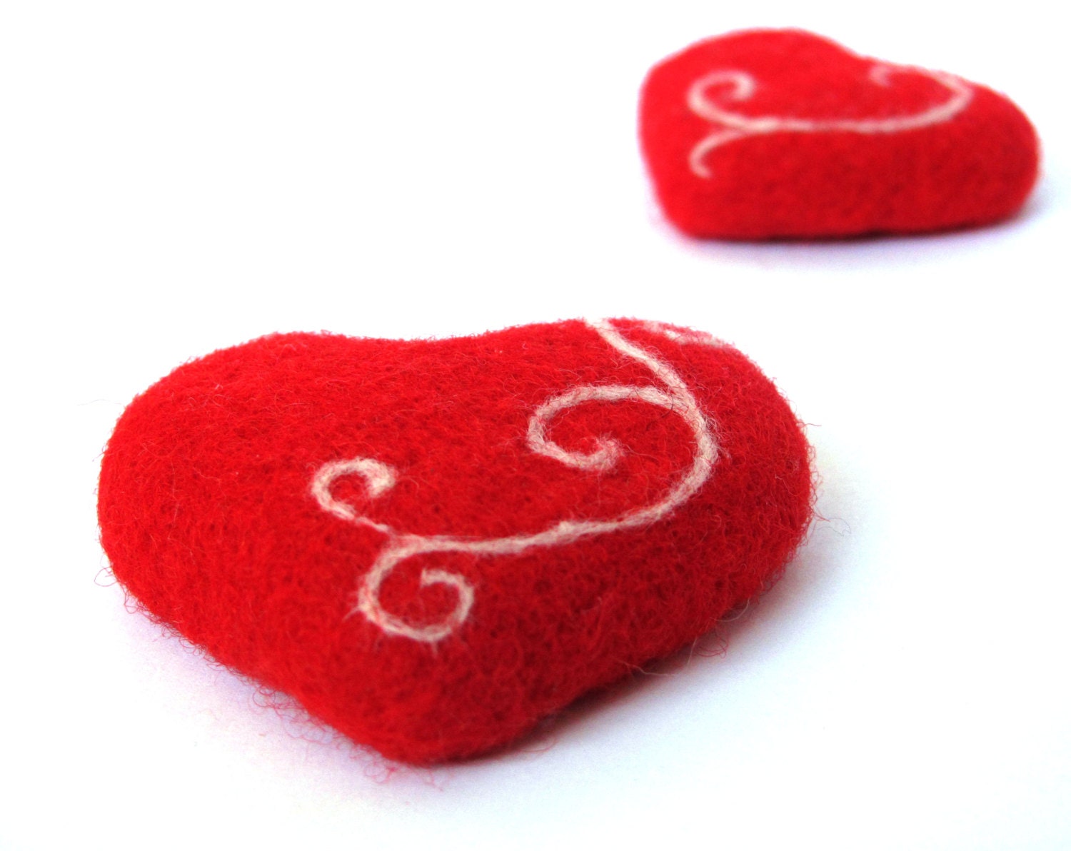 Set of 2 heart magnets. Needle felted red hearts. gift for couple. home decor gift under 25 - VladaHom