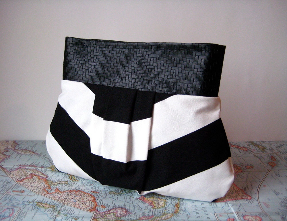 San Quentin. Large pleated clutch