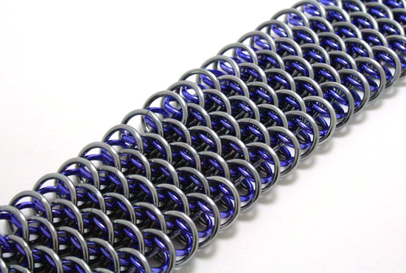 Chainmaille Bracelet: Dragonscale "Jewel Dragon" in Lavender and Black Ice Anodized Aluminum