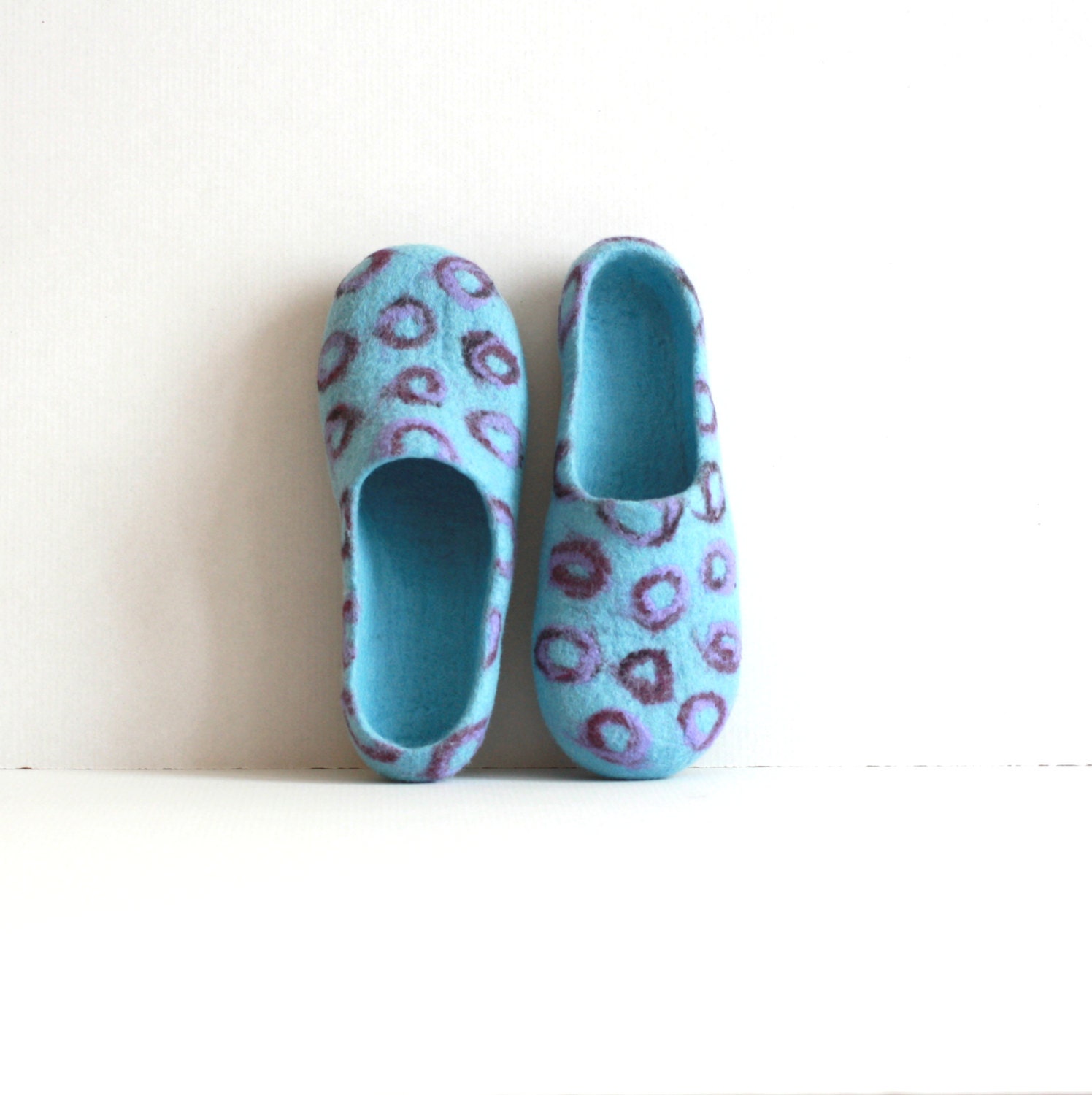 Women house shoes - felted wool slippers - Mothers day gift - sky blue with purple / violet bubbles