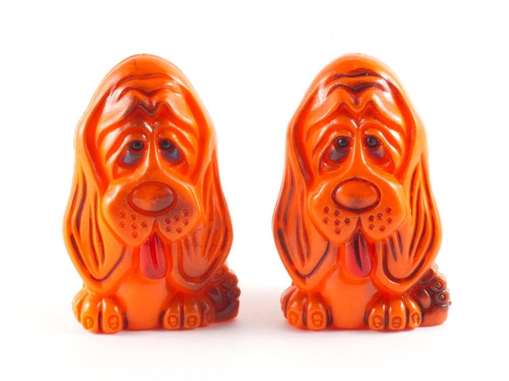 Droopy Sad Hound Dog Salt and Pepper Shakers Kitsch Retro Orange / Vintage 60s 70s
