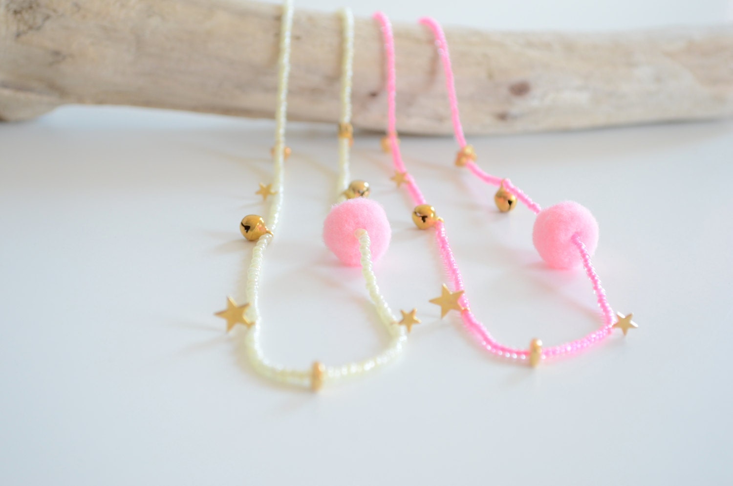 Stars and pompom necklace in Neon Pink