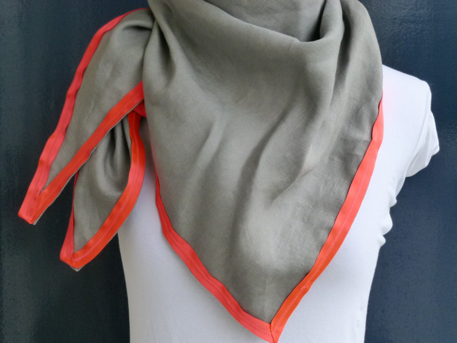 Grey linen scarf with neon pink rim