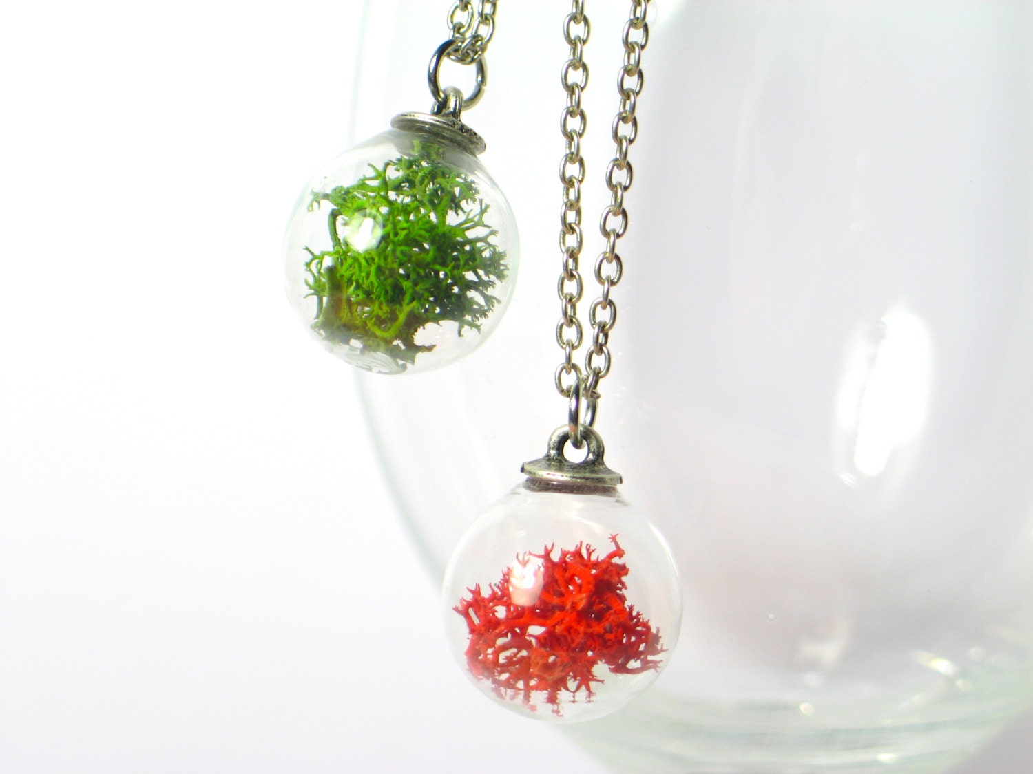 Terrarium pendant, Preserved moss Necklace. Glass Orb moss. Necklace Botanical. Modern Jewelry. Moss green, red Botanical