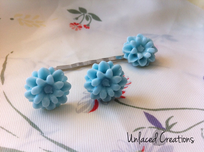 sabina. a mint flower earrings & bobby pin set.
