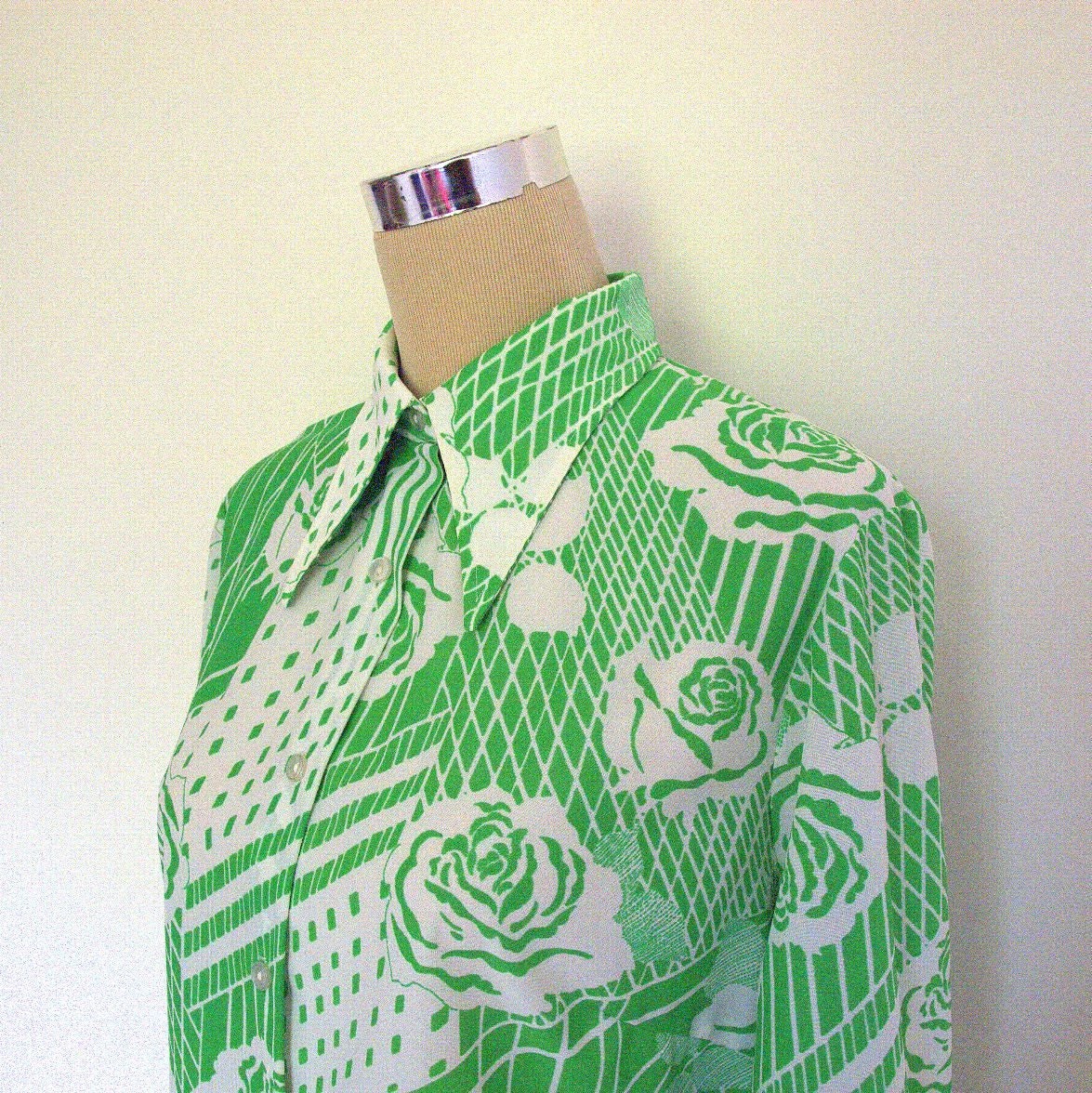 70's blouse with dagger collar. Green and white 1970's Nylon blouse. Vintage shirt / Vintage blouse.