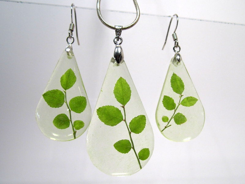 Red Huckleberry (Vaccinium parvifolium) Leaf Necklace