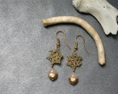 Crochet earrings in gold with pink quartz decorated with gold leaf foil