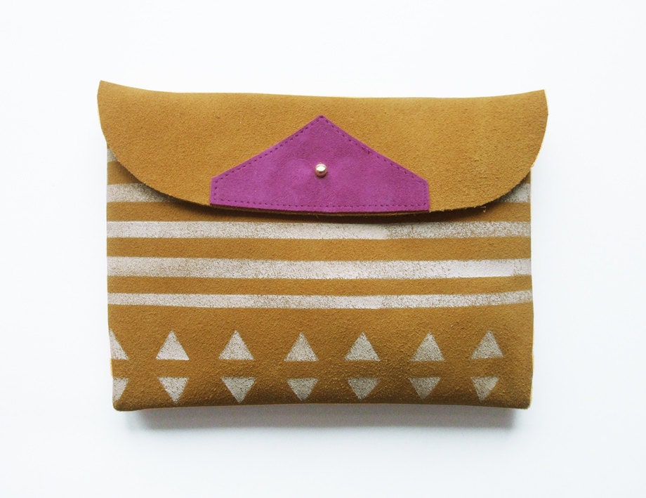 CLUTCH (m) // golden honey and fuschia suede with white print pattern