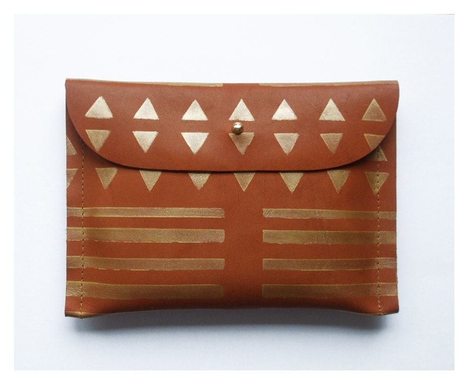 CLUTCH (m) // brown leather with golden print