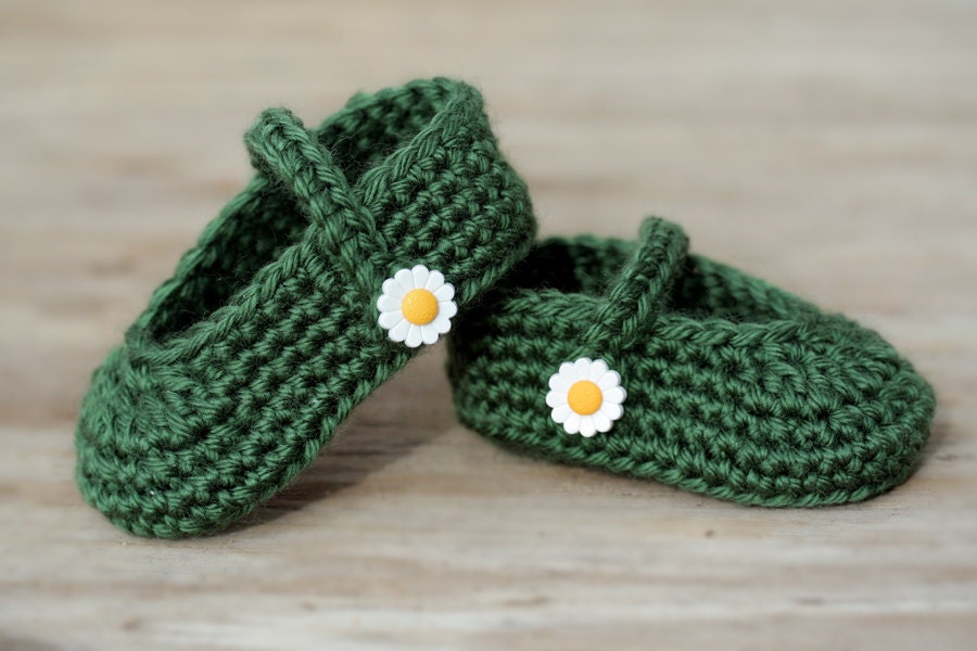 Spring Mary Jane Booties // Emerald Green with Daisy Buttons // 0 to 3 Months