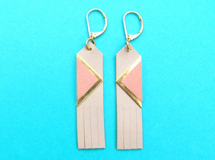 Sinki earrings nude, graphic jewel in leather, fringes and triangles