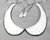 Bicolored Peter Pan collar in white / black.