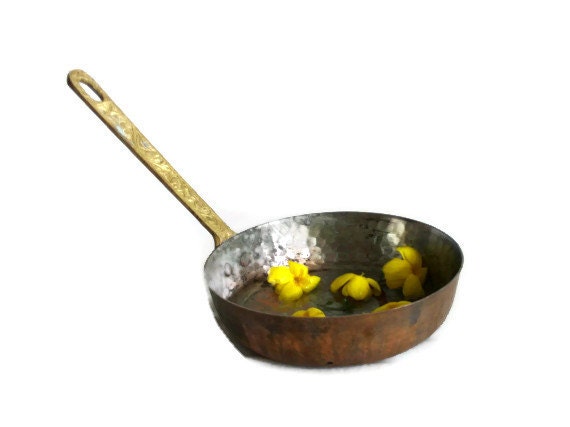 Earthy vintage copper sauce pan skillet HAMMERED saucepan brass handle Kitchen rack & wall hanging, country home decor, cookware kitchenware