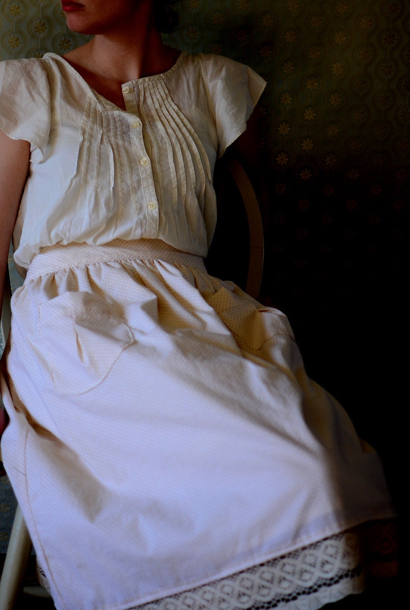 Ivory Lace Skirt -- 6 / 8