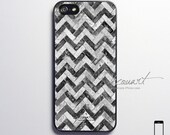 iPhone 5 case, iPhone 4 case, iPhone 4s case, case for iPhone 4, black and white chevron tiles S465