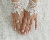 FREE SHIP -Wedding Gloves, ivory lace gloves, Fingerless Gloves, ivory wedding gown, off cuffs, cuff wedding bride, bridal gloves,