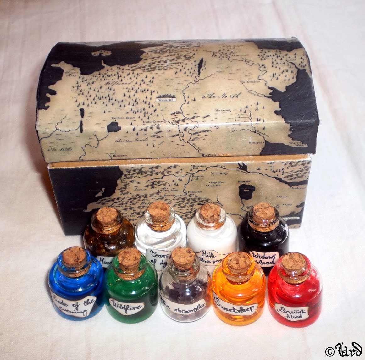 Game of Thrones - collection of 9 vials in a box with map of Westeros - wildfire, basilisk blood, milk of the poppy, moon tea... fantasy