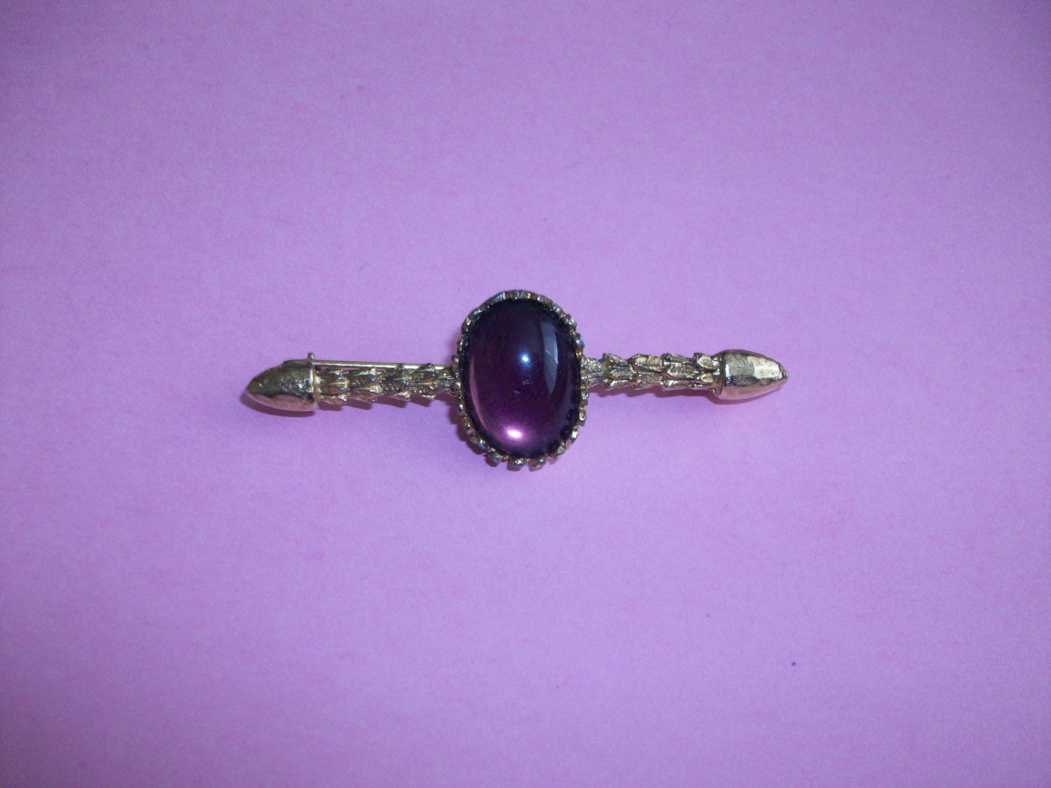 Vintage Gold Tone Brooch W/Purple Costume Cabachon (MM384)