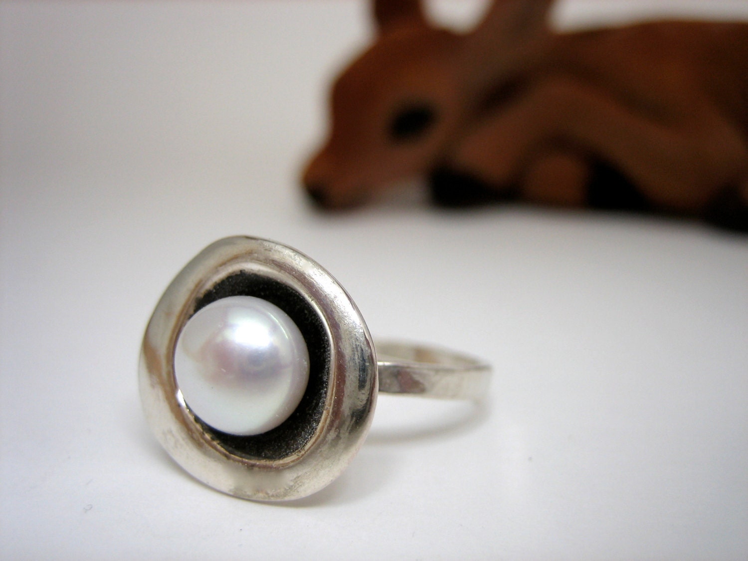 Modern Pearl Ring in Round