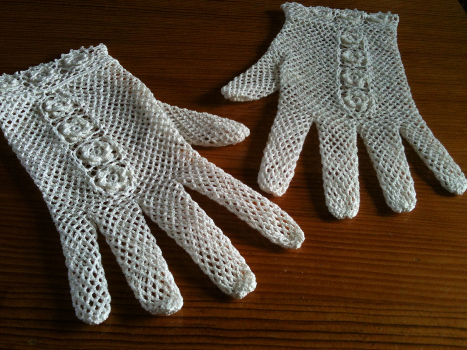 Rosey crochet Lace gloves - HookCrochet