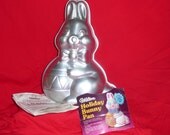1984 2 pc Wilton Stand up 3D HOLIDAY BUNNY   Easter Bunny Rabbit Cake Pan Mold 502-3452