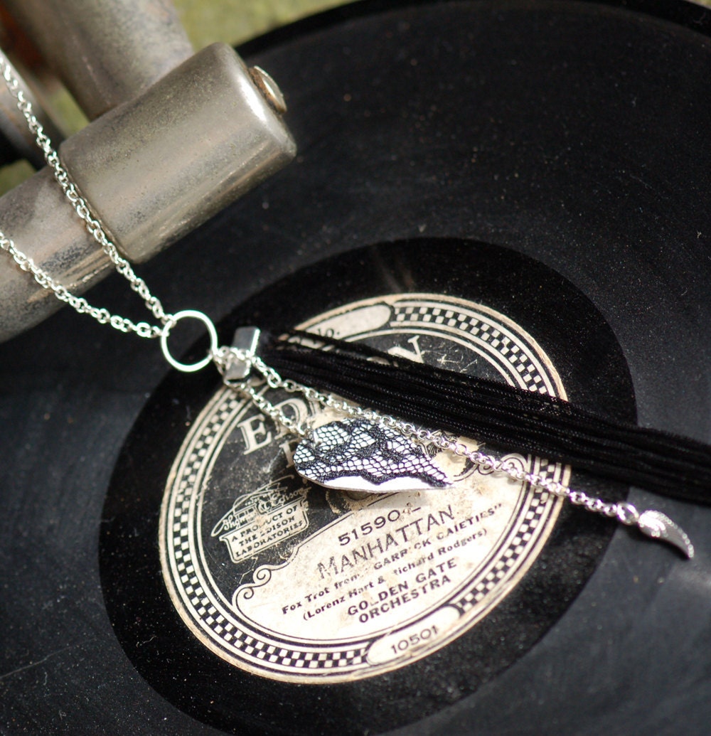 Urban black lace on leather necklace - UZELDA - Trendy floral lace, long fringes, upcycled white leather, angel wing charm - Eco-Friendly