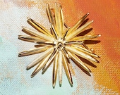 Starburst Gold Tone Star Pin Brooch -- 0086