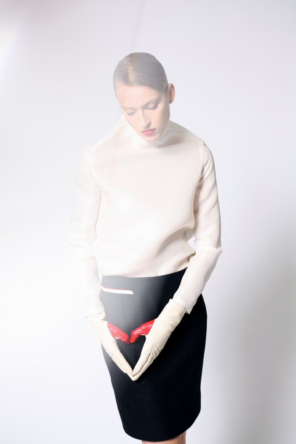 This fine wool, knee length black skirt with pocket detail of red&white piping. - jodepaor