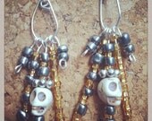 Bohemian/goth skull earrings. Sliver gray and gold skull earrings. Trendy earrings. Unique and fashion forward jewelry.skull stone
