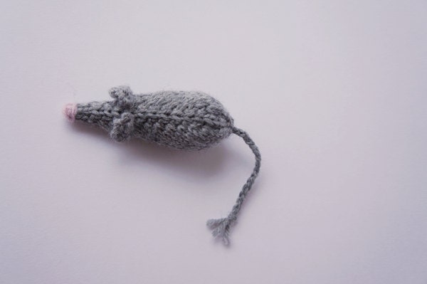 Medium gray knit mouse // stuffed with catnip // cat toy