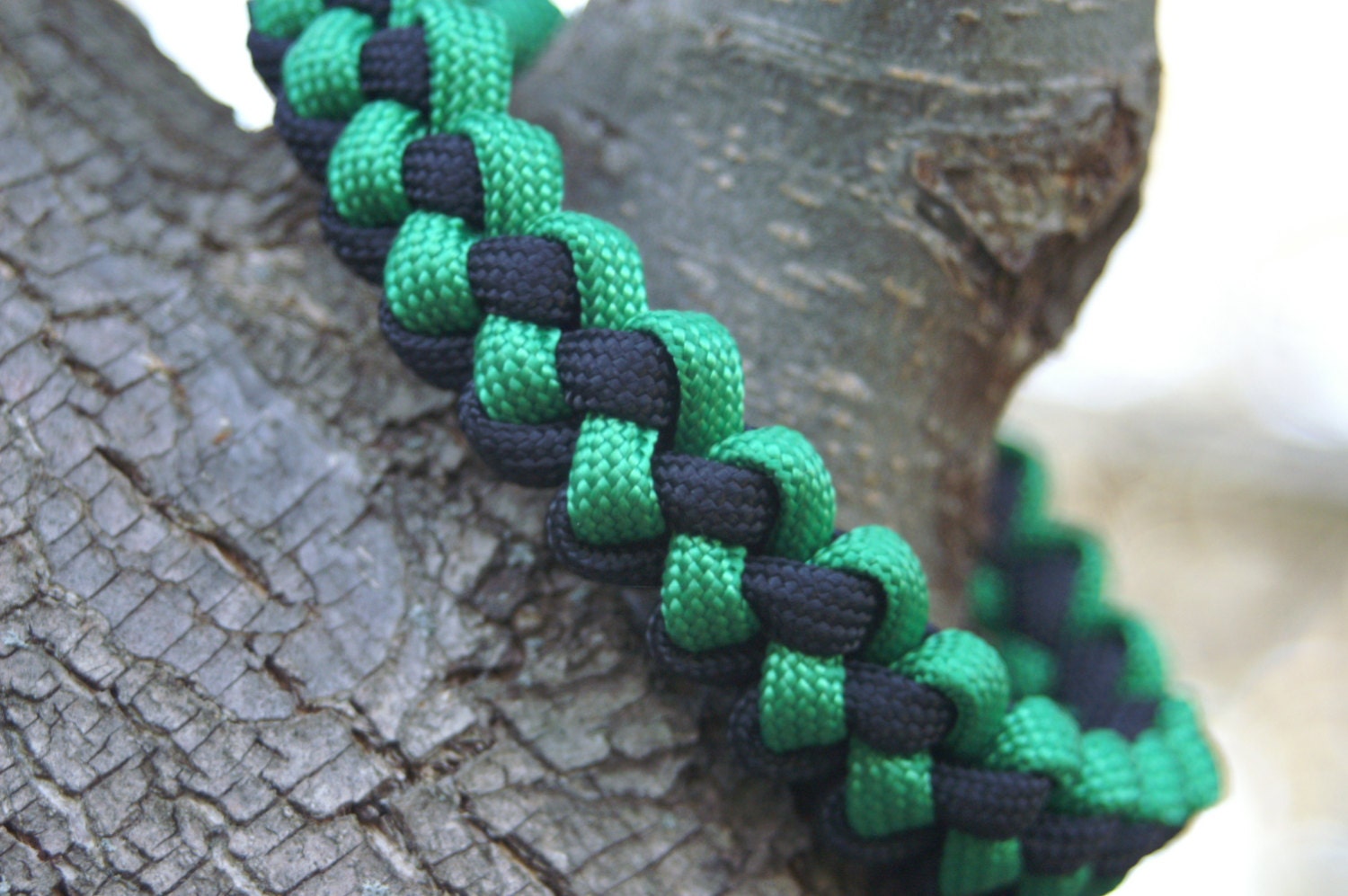 Zipper Sinnet Paracord Survival Bracelet - Loop and Diamond Knot Closure