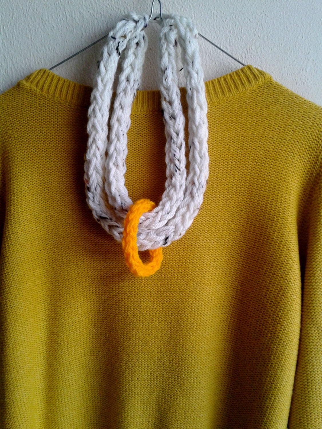 CLIO - set of chunky crocheted  necklace with beige spotted yarn and orange bracelet
